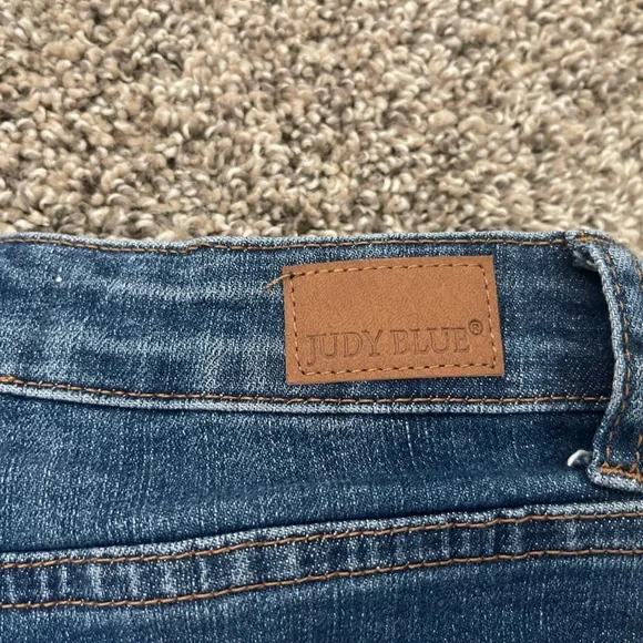 Women’s Judy Blue Raw Hem Distressed Shorts Size S - Picture 5 of 5